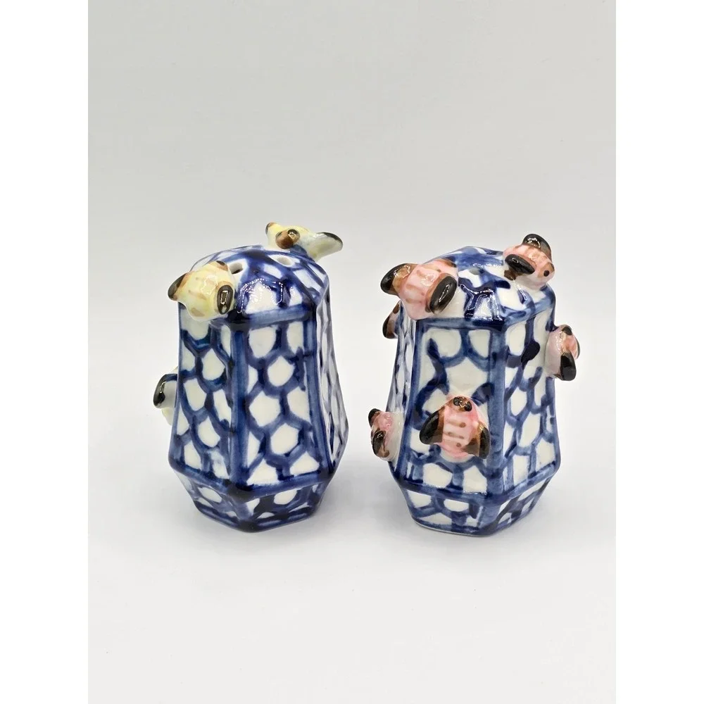 VTG Bear Bee Hive Salt And Pepper Shakers Set Farmhouse‎ Country Kitchen Decor
